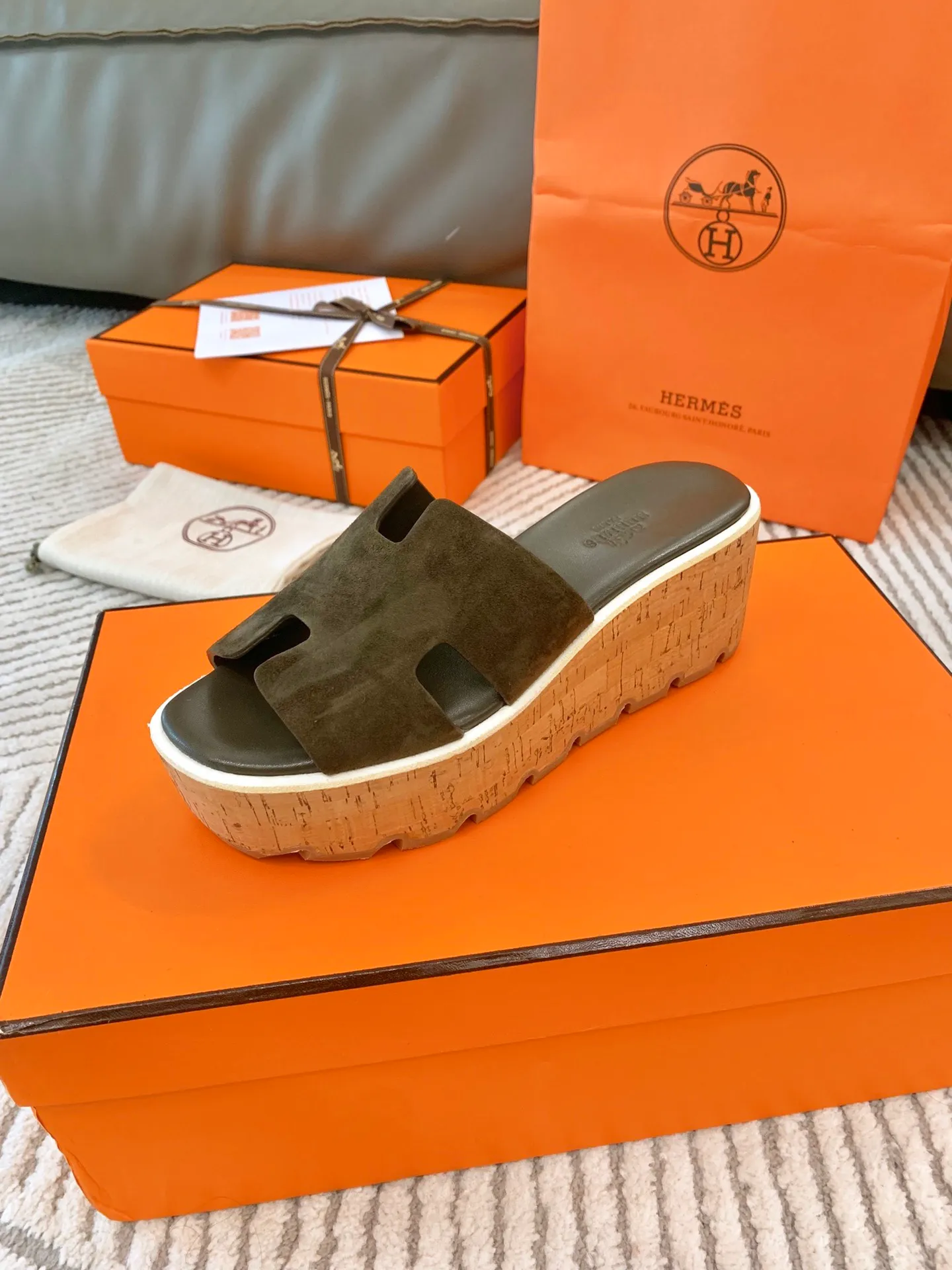 👟👟Ex-factory price 500👟👟 Peak enamel is made by hand, supreme purchasing agent level! Hermes spring and summer new slippers, high-end customization, exclusive products, the highest version in the industry, authentic mold opening and customization, laminating technology, heavy investment in development of a fully matched steel mold, perfect authentic version of the logo, exclusive correct version of the original font, Italian original calfskin cut upper, non-slip rubber outsole, lining: foot pads, pure imported Italian mixed breed, environmentally friendly goatskin, genuine leather welt, original packaging size: 34~41 (34.40. 41) Customized-no returns or exchanges